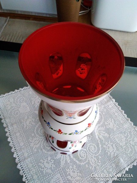Cseh Bieder serleg váza többrétegű hántolt üveg, kézi festett mintával.
