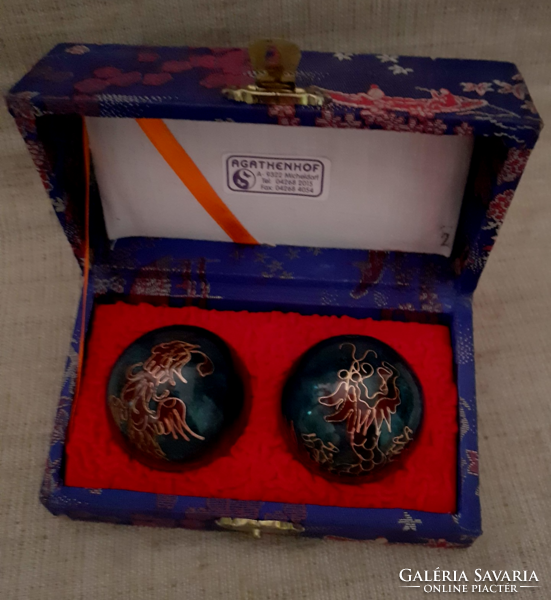 Balls encrusted with chikung fire enamel in a well-kept condition, in a box with compartmental enamel decoration