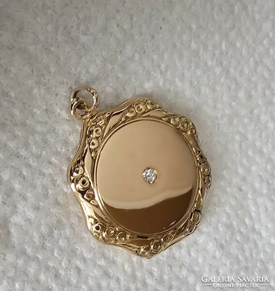 Gold, openable pendant with photo holder