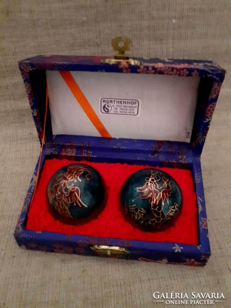 Balls encrusted with chikung fire enamel in a well-kept condition, in a box with compartmental enamel decoration