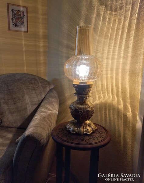 Elegáns rézöntvény asztali lámpa