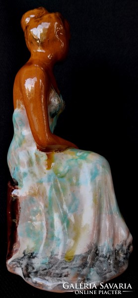 DT/338 – Ismeretlen keramikus – Színesruhás hölgy mázas kerámia