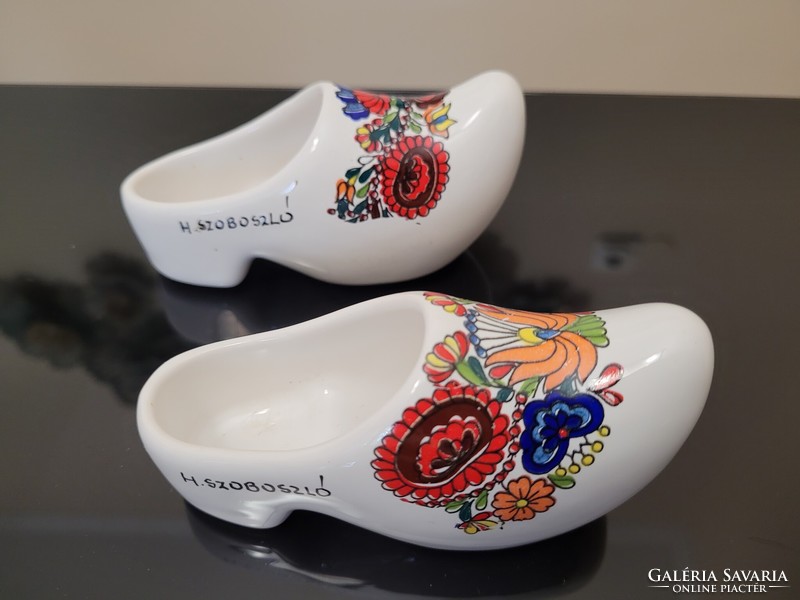 Virágmintás porcelán cipők