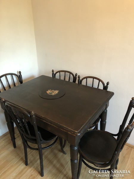 Régi asztal, székekkel