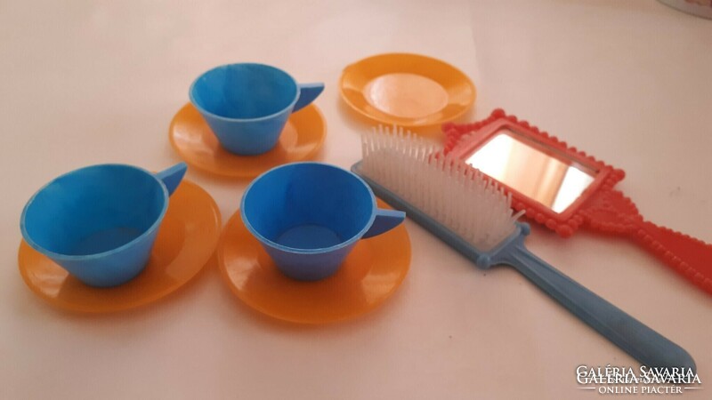Retro műanyag játékok babaházba kávés csészék