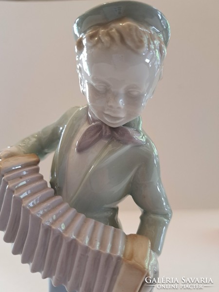 Tangóharmónikás fiú porcelán figura