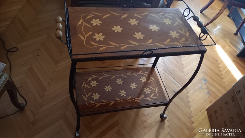 Wrought iron carriage, inlaid with inlay, wrought iron.