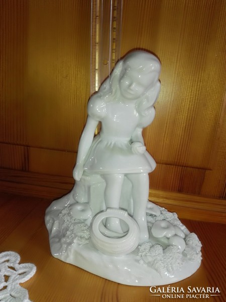Hófehér porcelán kislány nipp,szobor. 17x16 cm.