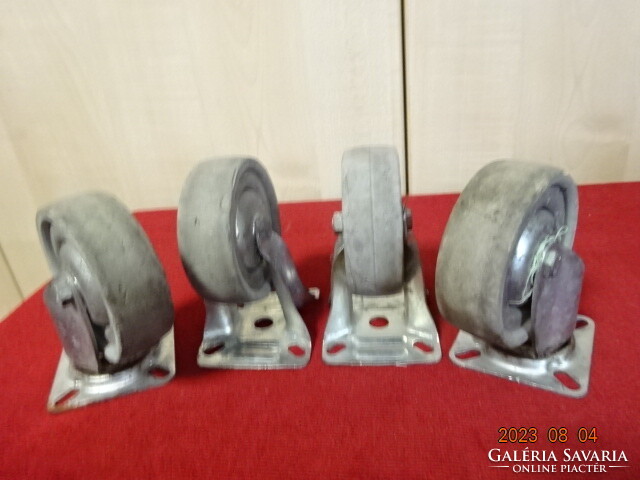 Four trolley wheels, 2 rotating, 2 fixed, wheel diameter 7.5 cm. Jokai.