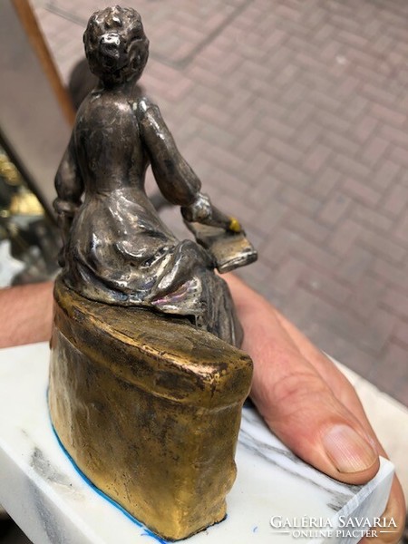 Art deco padon ülő nő szobor, bronz, 16 cm-es nagyságú