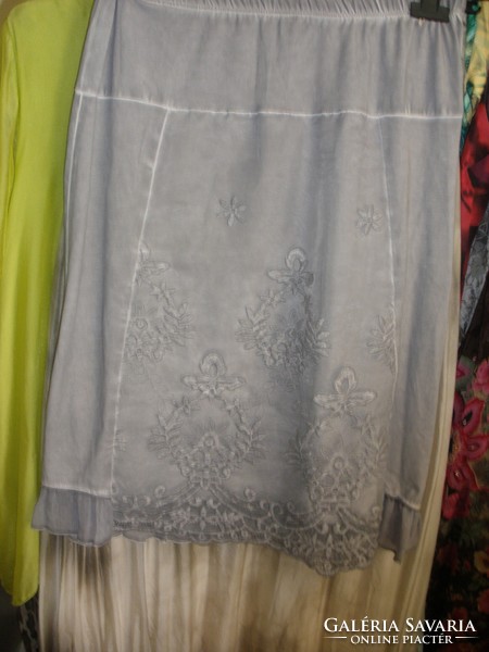 Dove gray elastic skirt with embroidered tulle overlay and small frill