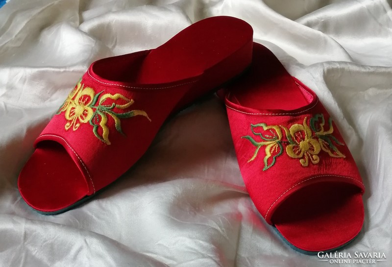 Slippers, red silk, embroidered, new, from the 70s, size 37-38