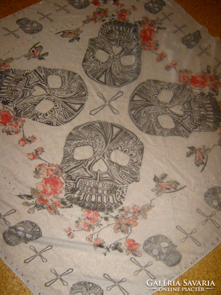 Large scarf with a skull