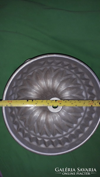 Antik fém szép állapotú kuglóf kör mintás sütőforma 21 x 11 cm falra akasztható füles képek szerint