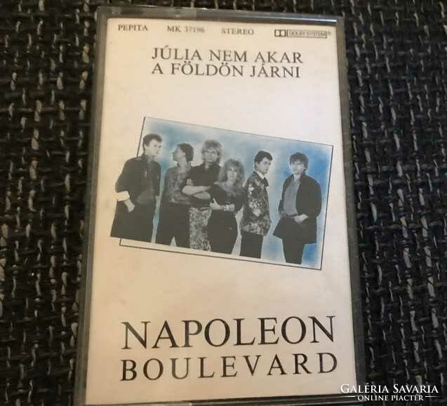Napoleon boulevard-Julia does not want to walk on the earth program tape