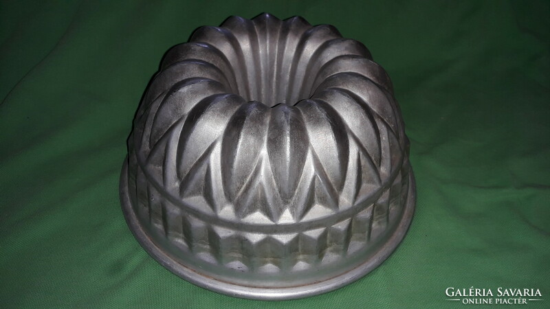 Antique metal kuglóf round baking dish in good condition 21 x 11 cm wall-hanging handle as shown in pictures