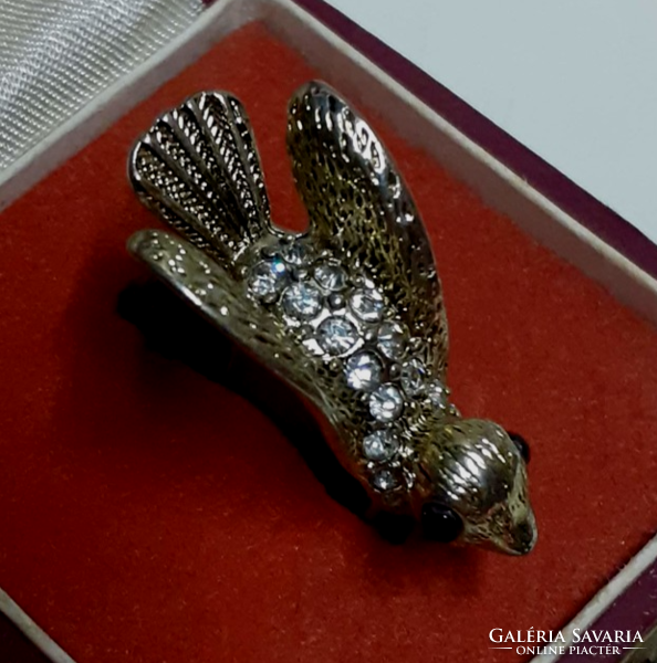 Retro gold-colored bird-shaped women's fashion ring set in a white eye of polished glass with a black stone