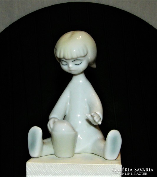 Ritka festésű  Káldor Aurél Hollóházi homokozó kislány figura