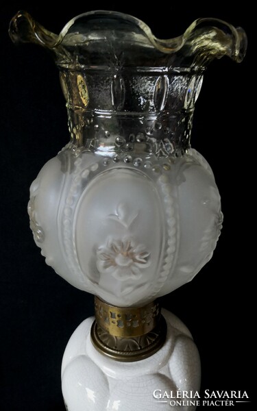 DT/356 – Porcelán betétes réz asztali lámpa, fodros, fújt savmaratott üvegbúrával