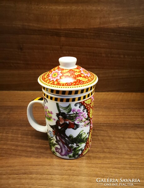Porcelain mug with tea filter