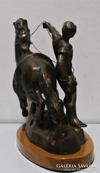 Ifjú lovával, bronz szobor