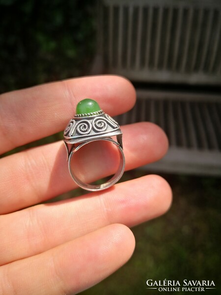Gyönyörű jade köves ezüst gyűrű