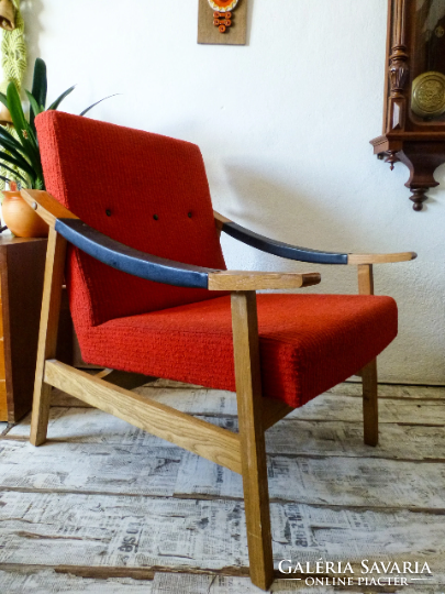 Skandináv stílusú hajlított karfás piros fotel