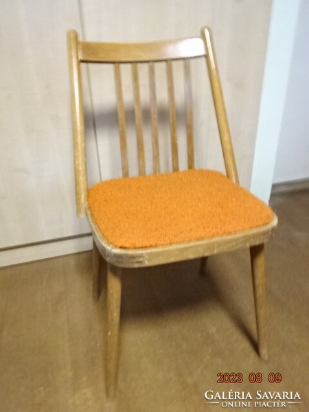 Retro konyhai szék, fa váz, narancssárga vászon üléssel. szállítás 55 ft/km Jókai.