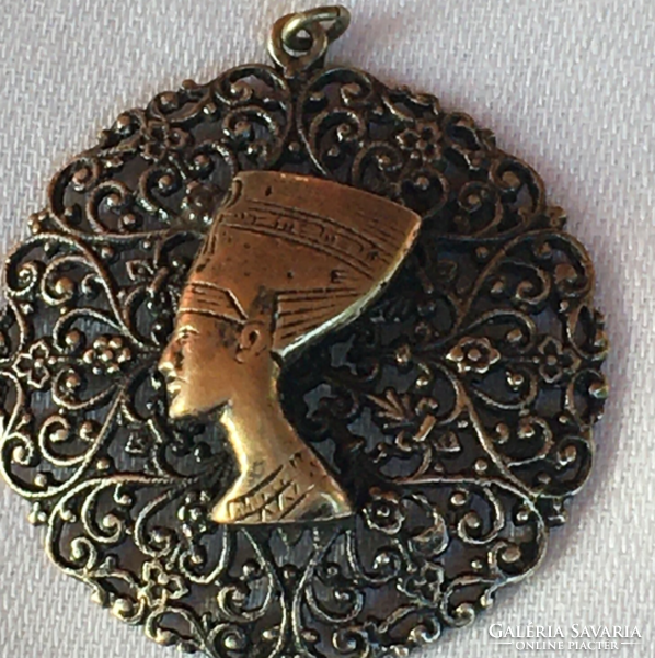 NOFRETETE -medal ,fém,réz portréval,,csipkeszerű,növényi háttérrel