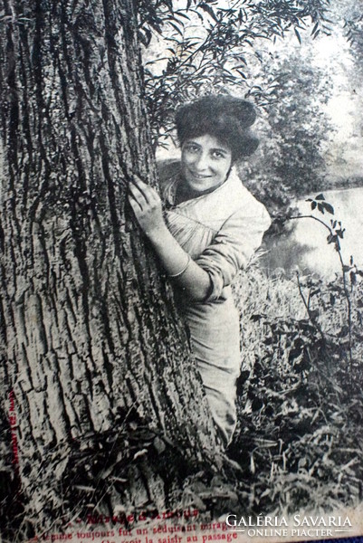 Antik Bergeret fotó képeslap  fa mögé bújó hölgy