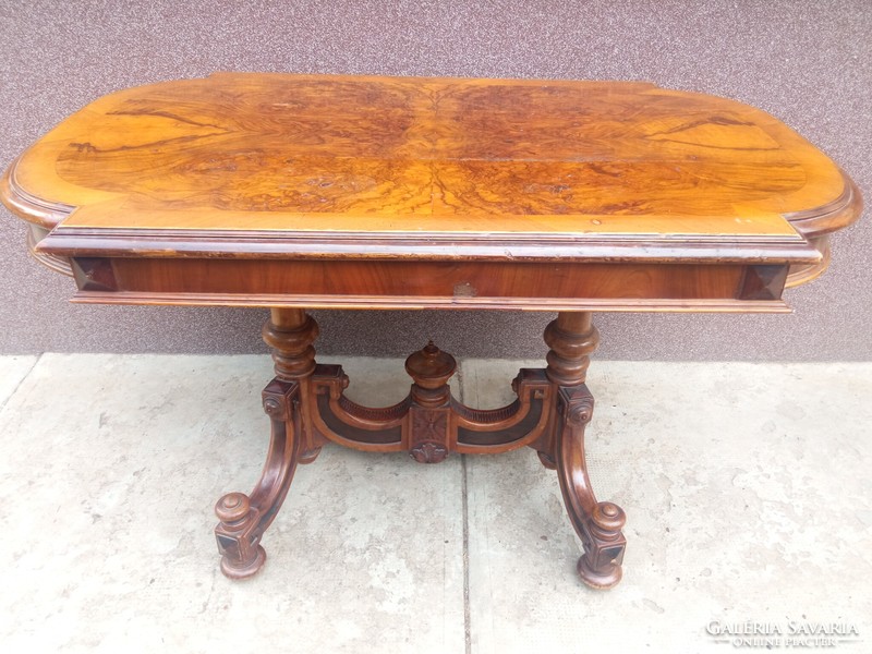 Antik, faragott, bécsi barokk diófa asztal