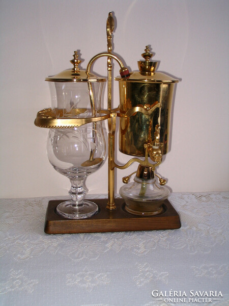 Coffee maker with siphon