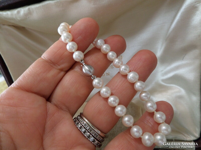 Pearl bracelet with white gold clasp