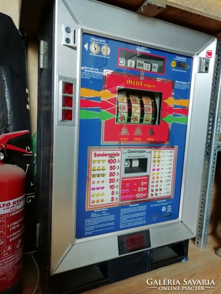 Game machine, electro-mechanical from the 1980s, a nice decorative item or can be refurbished