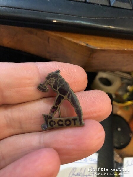 Hammered worker, antique badge, size 4 cm.