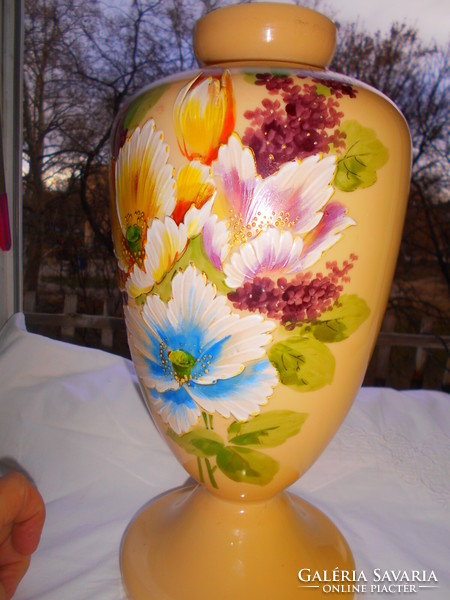 Nagy méretű biedermeier kidomboródó festéssel díszített kalcedon váza 35  cm