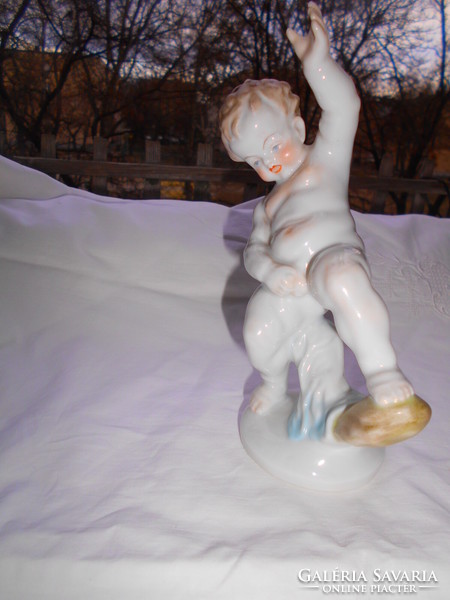 Herendi vitrin figura - putto  Nemes György  szignója a talapzatban