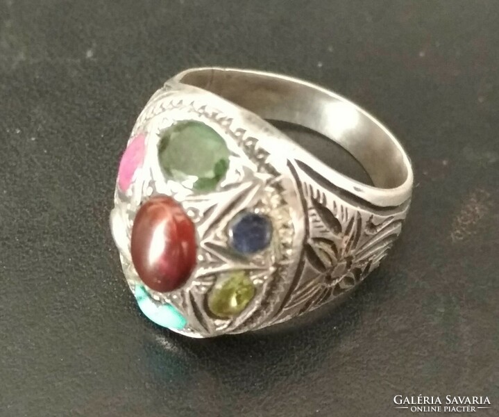 Vésett mintás, gyönyörű ezüst gyűrű, valódi drágakövekkel