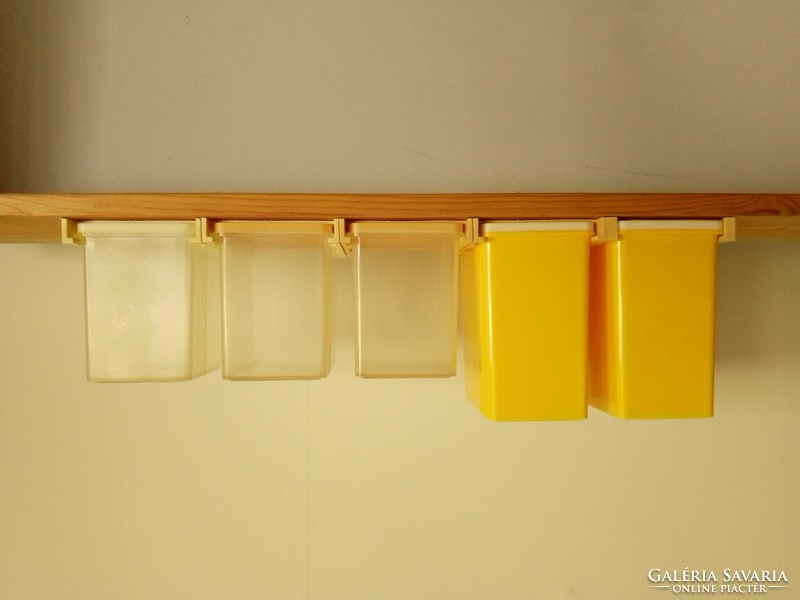 Retro konyhai színes műanyag fedeles tároló polcra szerelhető lisztes fűszeres teás cukros doboz