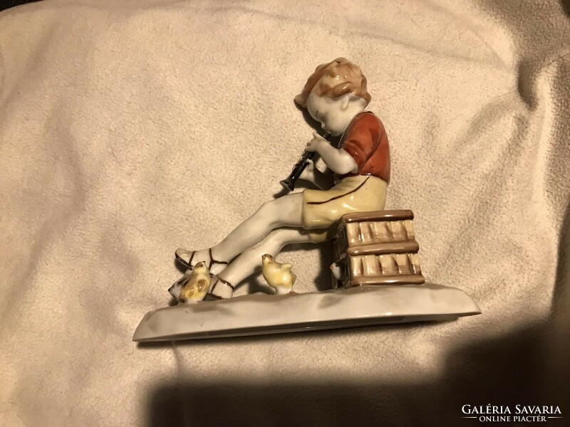 Német furulyázó fiú csibékkel porcelán