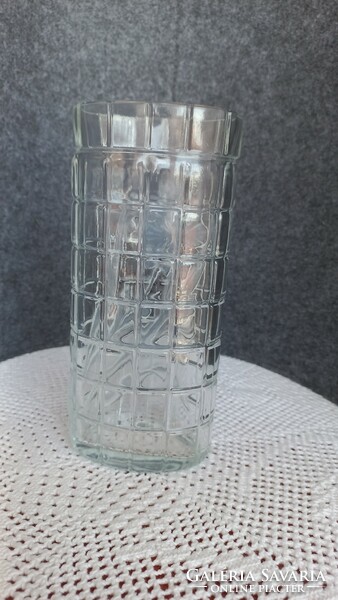 Szép, csiszolt,maratott, dombormintás ovális üveg váza, apró kocc az oldalán, 18,5 X 8 cm.