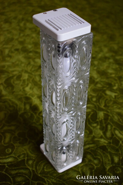 Fali lámpa , négyszög alapú hasáb forma , retro anyagában mintás üveg búra ,  30 x 6,8 x 8 cm