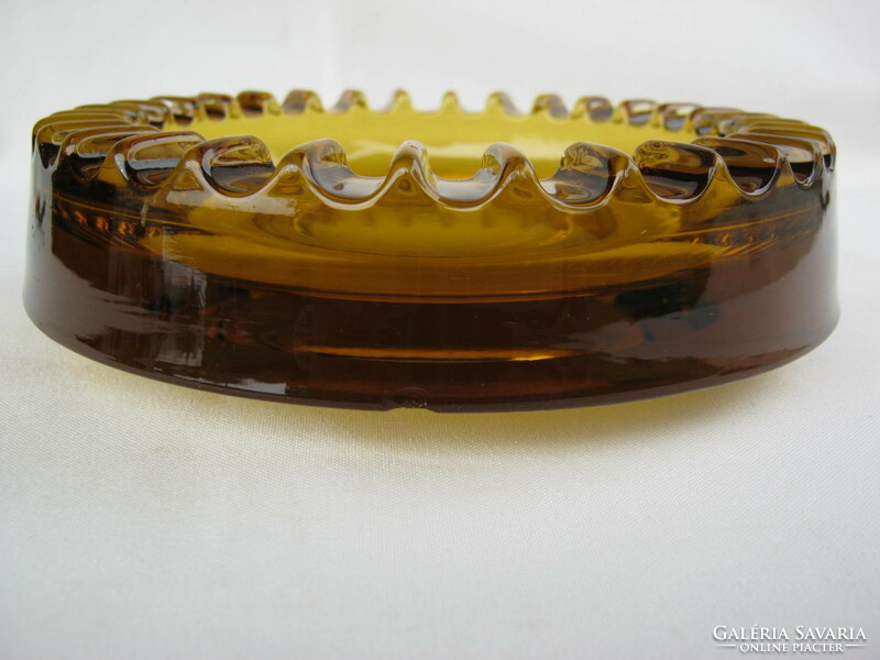 Amber colored thick glass ashtray ashtray weighs 1.2 kg