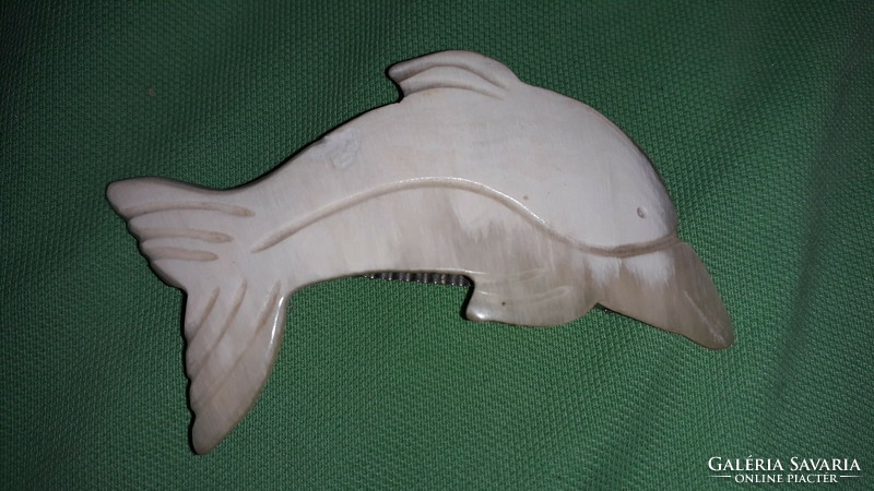 Nagyon szép Iparművész  szarvasmarha szarv szaruból készült delfinfigurás díszcsat a képek szerint