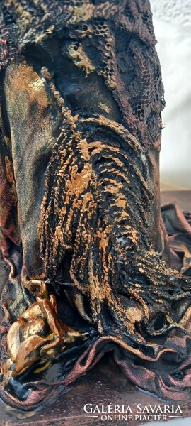 A Békeváró kézműves textilszobor újrahasznosított anyagokból, fekete-bronz színű
