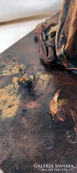 A Békeváró kézműves textilszobor újrahasznosított anyagokból, fekete-bronz színű