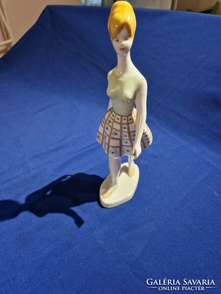 Hollóházi jelzésű porcelán figura ,nipp,sétáló, kockás szoknyás hölgy ,nő l,ány ,manöken