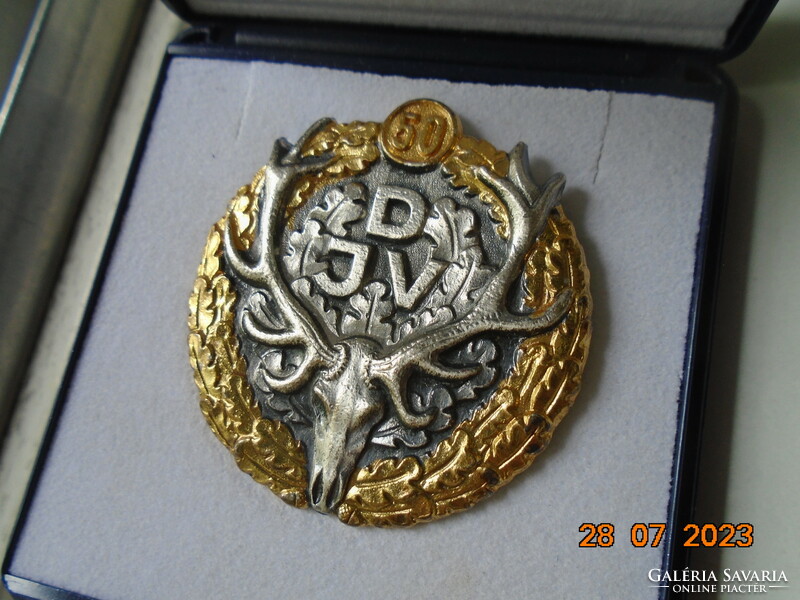 DJV DEUTSCHER JAGDVERBAND 50 a Német Vadászszövetség aranyozott-ezüstözött  jelvénye ékszeres dobozb