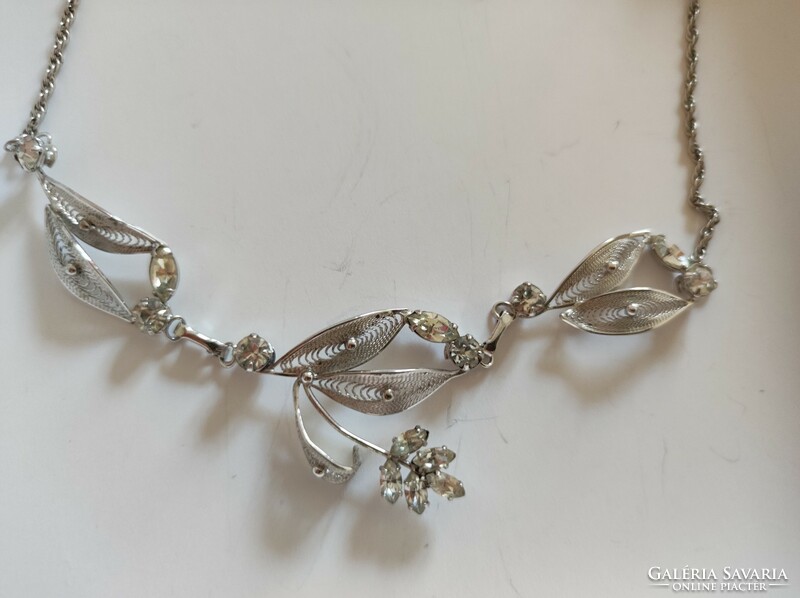 Izraeli vintage ezüst nyaklánc-nyakék csipkézett mintánal és fehér cirkónia kövekkel