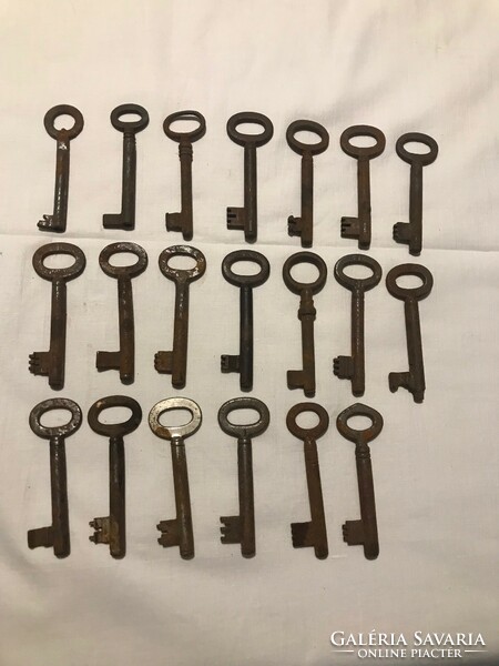 20 db 8 cm hosszúságú régi kulcs. Korának megfelelő állapotban.